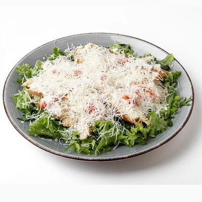 Салат Цезарь с курицей в Waffle City по цене 580 ₽