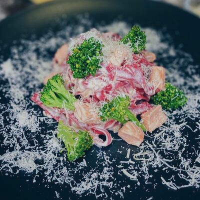 Свекольная паста с лососем в сливочном соусе в Гастробар DOM по цене 490