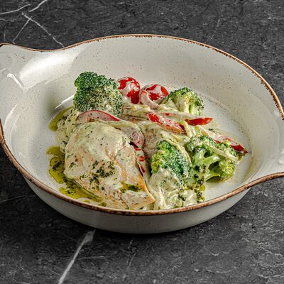 Куриная грудка в сливочном соусе в Red monkey Gedon по цене 980 ₽