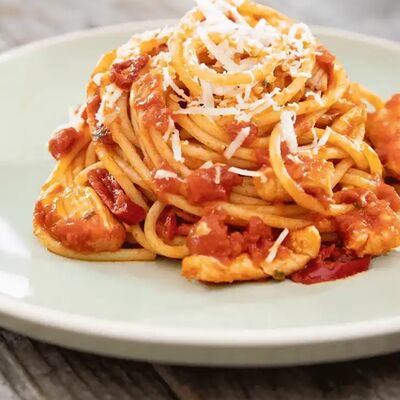 Паста с курицей и томатами в РафХаус по цене 800 ₽