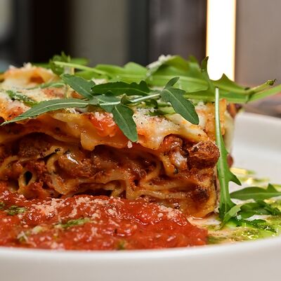 Мясная лазанья в Кофестория по цене 840 ₽