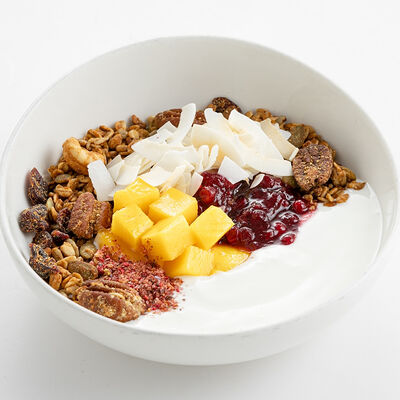 Ореховая гранола с греческим йогуртом, манго и брусникой в Nothing Fancy по цене 890 ₽