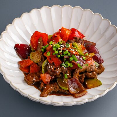 Говядина с овощами в перечном соусе в MO by Matisov по цене 799 ₽