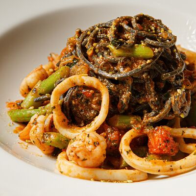 Спагетти с чернилами каракатицы в Болоньетта по цене 1050 ₽