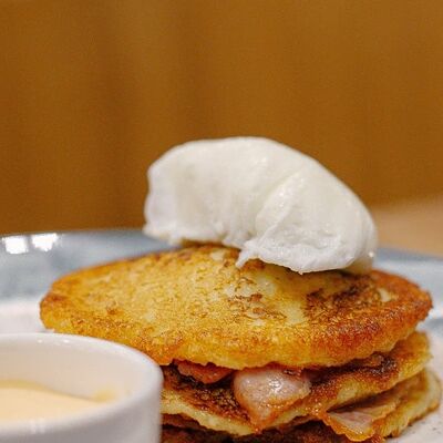 Драники с беконом и яйцом пашот в Чемодан по цене 18 р.