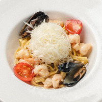 Паста с тигровыми креветками и мидиями в Etika Bistro