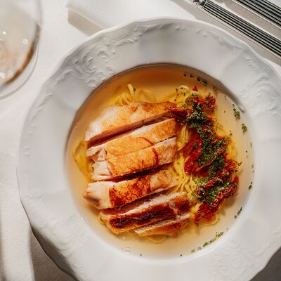 Бульон с цыплёнком, домашней лапшой и вялеными томатами в Salone pasta & bar по цене 990 ₽