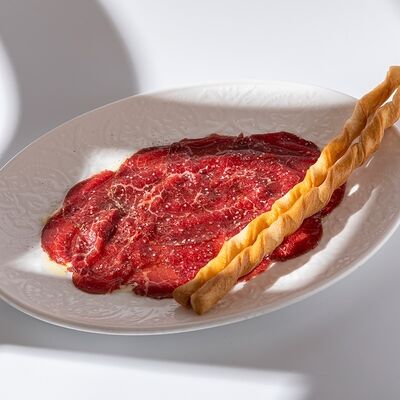 Карпаччо из говядины с гриссини в Ribambelle по цене 2100 ₽