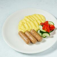 Мини-сосиски куриные со свежими овощами и гарниром в Скалка