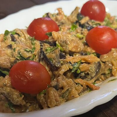 Запеченные баклажаны с чесноком и соусом с кинзой в Хинкальная у лелы по цене 500 ₽