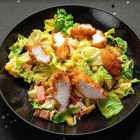 Салат-гриль с курицей фри в Mesto Sushi & Grill