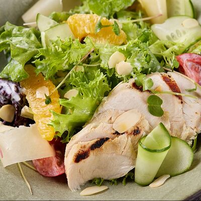 Салат с индейкой су-вид и йогуртовой заправкой в ресторан 