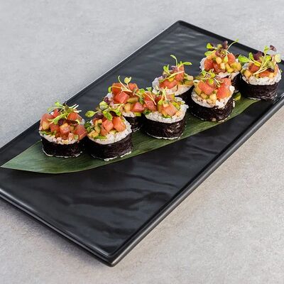 Ролл с тартаром из тунца и пряным соусом в Веранда по цене 590 ₽