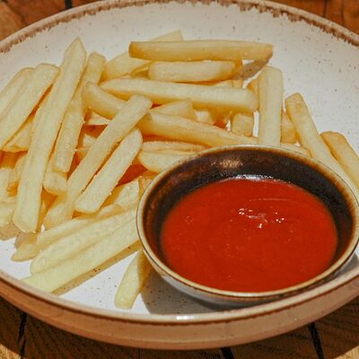 Картофель фри (хрустящий, золотистый) в Rekki Pizza & Cocktail Bar по цене 490 ₽