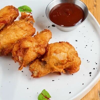 Куриные крылья с соусом барбекю в 4 сыра по цене 420 ₽