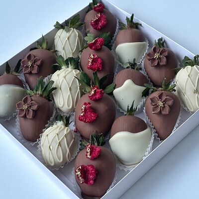 Набор из клубники в шоколаде Шарм в Fujibox по цене 4100 ₽