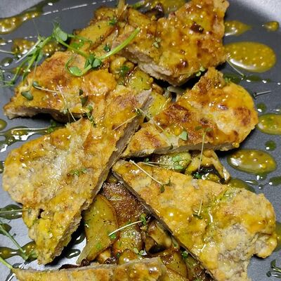 Свинина в пармезановом кляре с жареным картофелем и грибами в Столица по цене 1100 ₽