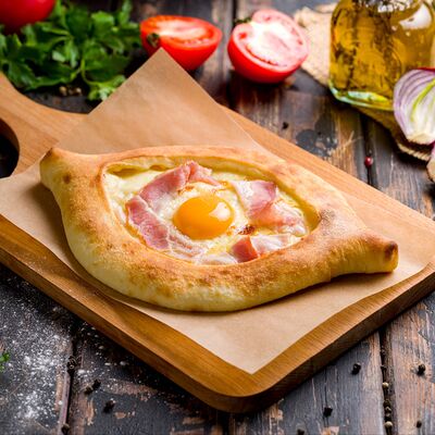 Хачапури аджарский с беконом в Тбилисоба по цене 790 ₽