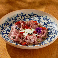 Вителло тоннато с черри- конфи в River