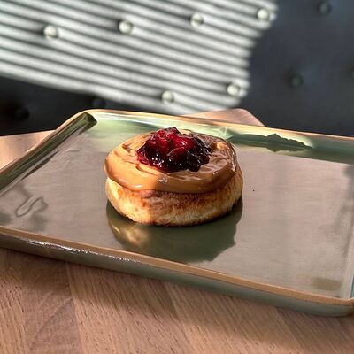 Сырник с карамельным муссом в Peach по цене 310 ₽