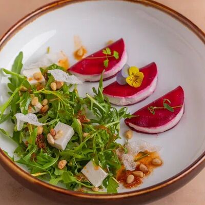 Салат кыстыбый из свеклы с сиртаки и чипсами из риса в Мархаба Халяль по цене 702 ₽