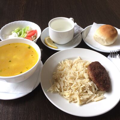 Ланч с супом с клецками и шницелем с вермишелью в Братик Томатик по цене 349 ₽