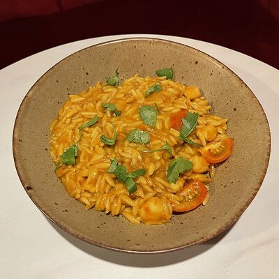 Паста орзо с креветками и томатами черри в соусе биск в Блеск по цене 350