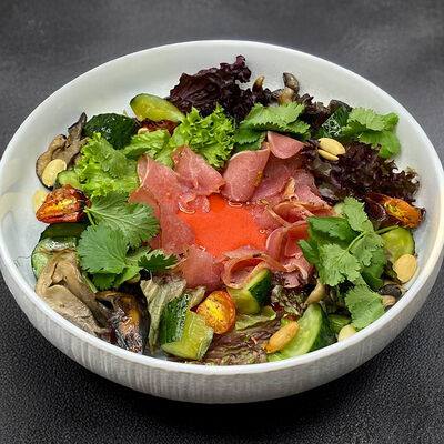 Салат с сыровяленой свининой и соусом из наршараба в Бумбараш по цене 690 ₽