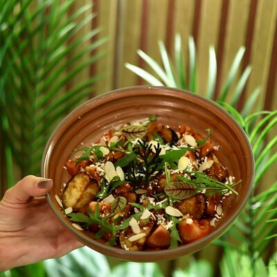 Салат с хрустящими баклажанами и сыром фета в Rice foodcoffee по цене 3040 ₸
