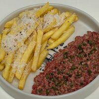 Тартар с картофелем фри (посыпаем пармезаном и зеленым луком) в Ровесник
