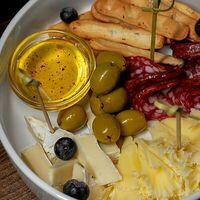 Закуска к вину в More More