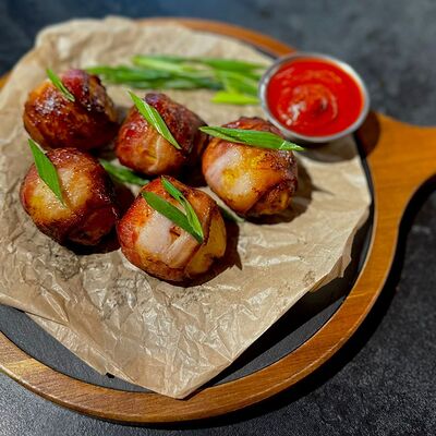 Картофель на мангале в беконе с красным соусом в Фазенда по цене 350 ₽