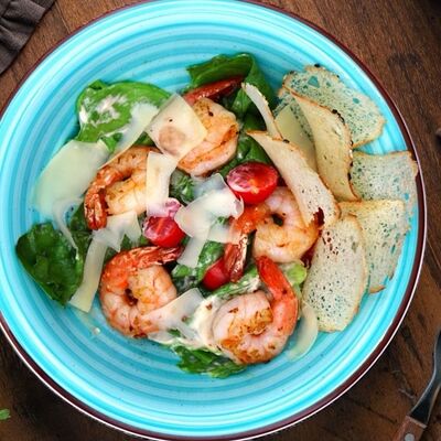 Салат Цезарь с креветкой в Чили пицца по цене 540 ₽