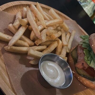 Бургер с куриным филе и картофелем фри в Генрих и Генриетта по цене 380 ₽