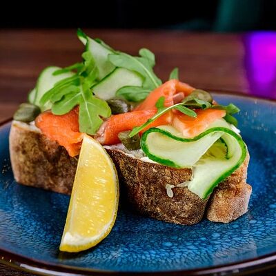 Брускетта с лососем в Urban по цене 480 ₽