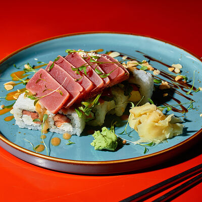 Татаки-ролл с тунцом в Pong по цене 1199 ₽