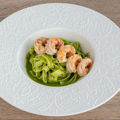 Фетучини с креветками из пюре зелёного горошка в Эрато по цене 1250 ₽