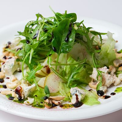 Салат с грушей и сыром дорблю в Cafeshion по цене 590 ₽