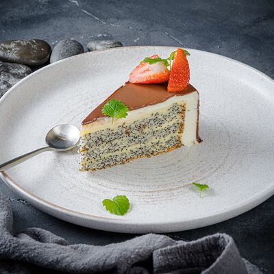 Маковый торт в Encore Cafe по цене 600 ₽