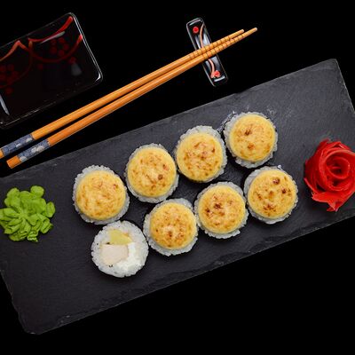 Запеченный ролл Окинава в 4 Лосося по цене 389