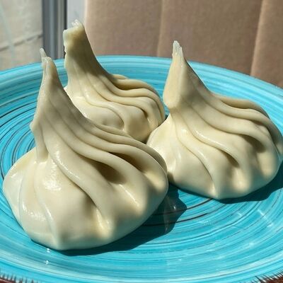 Хинкали с сыром, вялеными томатами и соусом песто в Хачапури & Кофе по цене 450 ₽