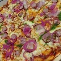 Пицца с колбаской, беконом и луком на томатном соусе в Черёхин