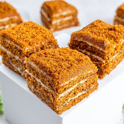 Ароматный мини-медовик в KanapeFest по цене 2150 ₽