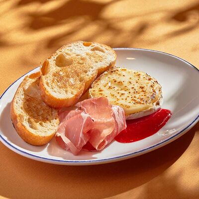 Жареный камамбер в BBQ beer restaurant по цене 1140 ₽