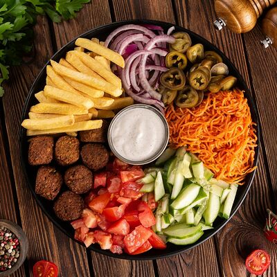 Шаверма на тарелке с фалафелем в Кухня 91 по цене 468 ₽