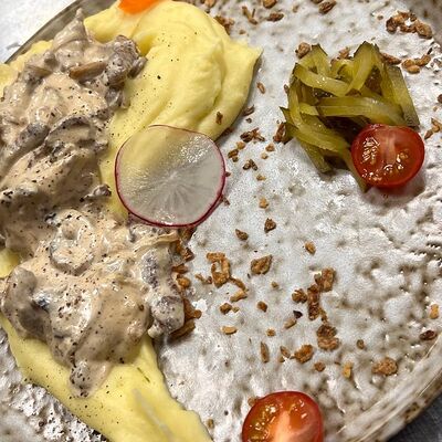 Бефстроганов с картофельным пюре в ПАБ Bootlegger по цене 820 ₽