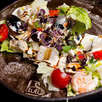 Салат из морепродуктов в PlutuS Resto Club по цене 740 ₽