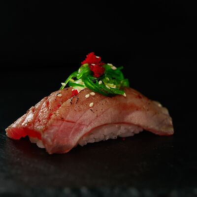 Суши Опаленный тунец в Атлантида по цене 200 ₽