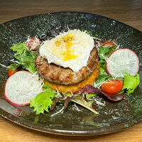 Бифштекс из мраморной говядины с хашбрауном и яйцом пашот в Фабрика