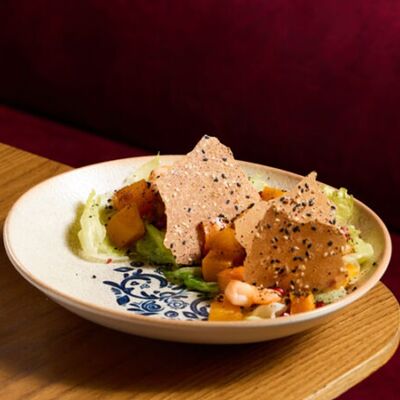 Салат с тигровыми креветками, тыквой и хурмой в NANA Pirveli по цене 980 ₽